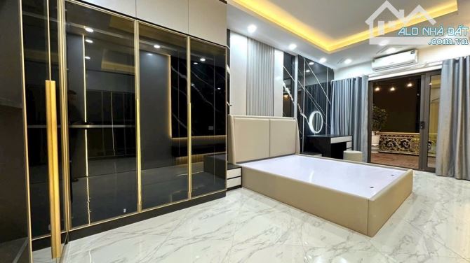 Bán nhà 8/3 - Phân lô ô tô tránh - Thang máy xịn - Ngõ thoáng. Giá: 19,5 tỷ - 6