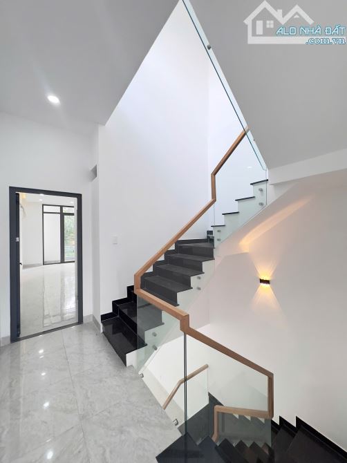 Bán căn nhà 3 lầu mặt tiền đường Nguyễn Thành Phương, phường thống nhất, gần kdc - 9