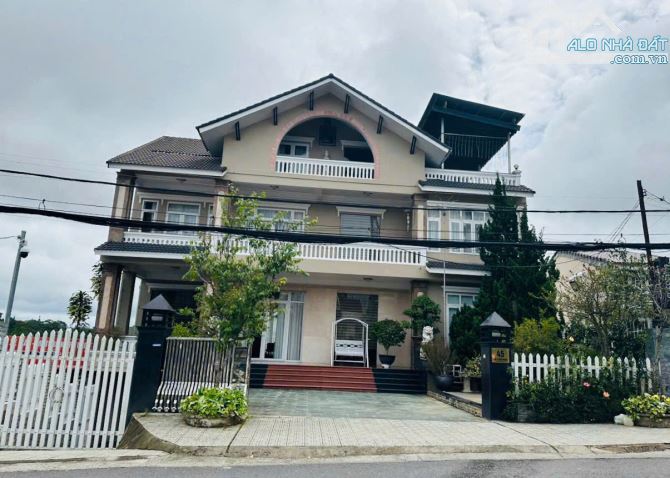 Chủ bán villa mặt tiền Hồ Tùng Mậu ngay Quảng Trường view Hồ Xuân Hương Đà Lạt 406m2 120tỷ
