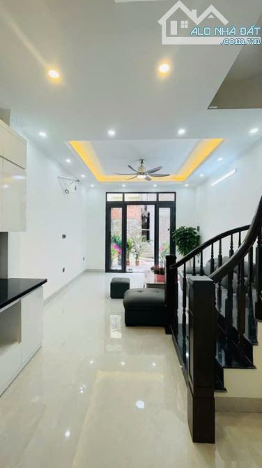BÁN NHÀ PHỐ TÔN ĐỨC THẮNG, DT 58M2, MT 4,63M, NGÕ THÔNG, OTO ĐỖ CỬA, KINH DOANH TỐT