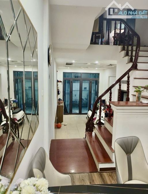 HỒ TÙNG MẬU- CẦU GiẤY- 35M - 5 TẦNG- NGÕ NÔNG- VF3 ĐỖ CỬA- SỔ SẴN GIAO DỊCH
