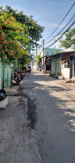 Cách mặt đường 1 căn,hẻm thông mọi hướng ô tô tránh nhau Linh Đông.
