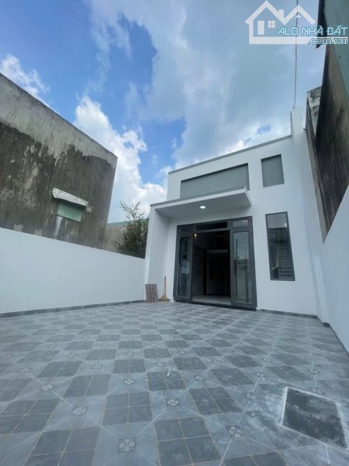 Bán gấp nhà 1 trệt lửng đúc kiên cố sân xe hơi ngay trường tiểu học Tân Phú