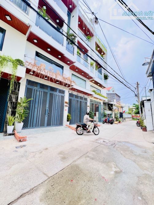 SIÊU PHẨM 5 tầng Ô TÔ NÉ, 95m2, 5 x 19, Gía 7.x tỷ, Nguyễn Văn Qúa, Q12