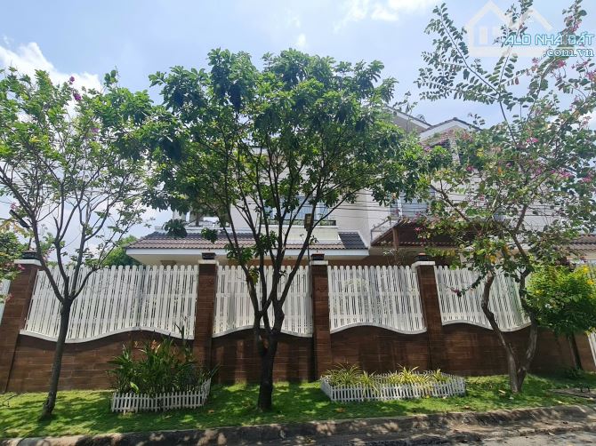 BIỆT THỰ LÔ GÓC 2 MẶT TIỀN, VIEW SÔNG, DT 357M2, KDC BẮC RẠCH CHIẾC, PHƯỚC LONG A