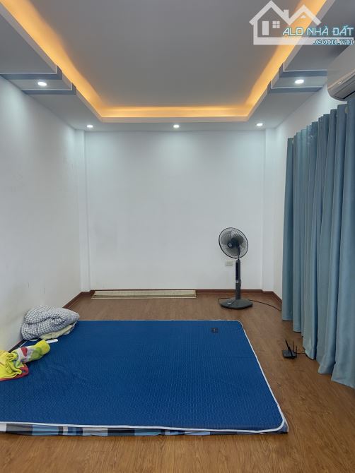 HIẾM - RẺ - NGÔ GIA TỰ - DT 40M2 - 5T 3PN - NGÕ THÔNG - THOÁNG - 2