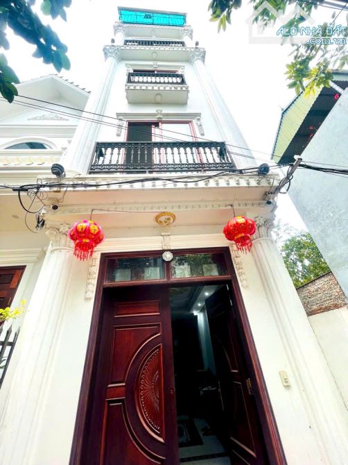 CỰC HIẾM - SIÊU PHẨM THẠCH BÀN - VỊ TRÍ TUYỆT ĐẸP - Ô TÔ ĐỖ CỬA - TẶNG FULL NỘI THẤT - 2 M - 2