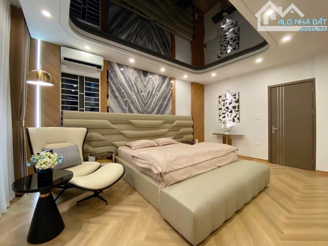 Bán nhà Vũ Tông Phan, đẹp long lanh, DT 42m2 x 7T, thang máy, view Royal, giá 11 tỷ 2 - 3