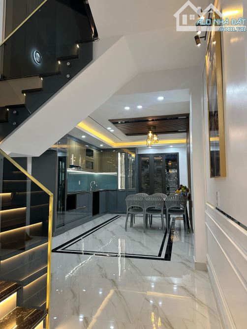 Bán nhà 4 tầng thiết kế hiện đại ngay gần ngã tư Cát Dài Mê Linh