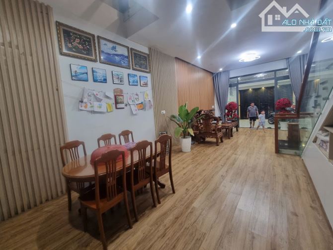 Bán nhà mặt phố Q.9, 112m², 4 tầng, 5PN, 13.9 tỷ, sổ hồng