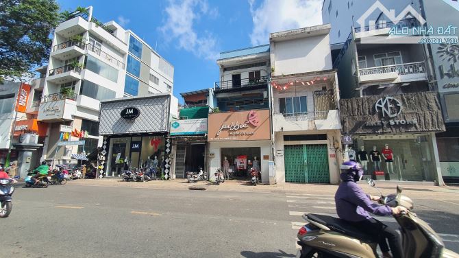 Vị trí vàng, nhà mặt tiền Nguyễn Trãi, Quận 1 - 4,2x32m. 5 tầng, đơn giá chỉ 400tr/m2