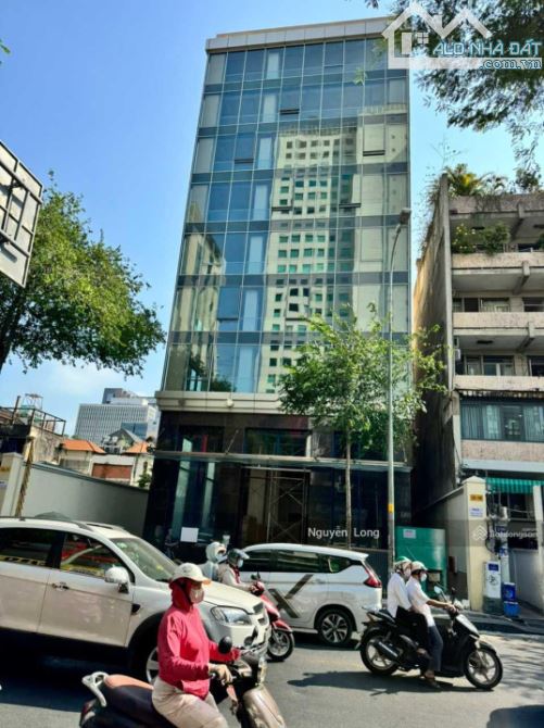 Khách sạn 4* Sương Nguyệt Ánh P. Bến Thành Q.1 22x40m 2 hầm 11 tầng 86 phòng DTS: 7132m2