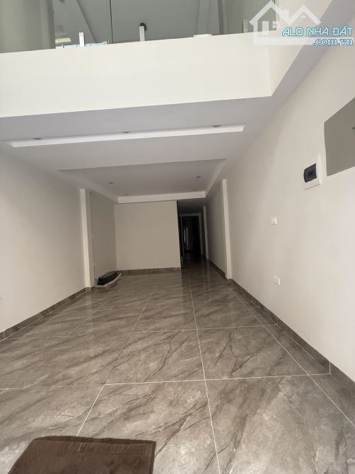 Hoàng Cầu, Phân lô oto tránh, Vỉa hè, Sát phố, 7 tầng TM. 51m2, MT 3.7m. 23.8 tỷ!