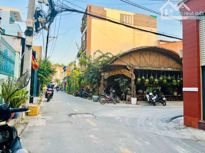 Chủ đi định Cư cần bán nhanh Nhà 5 tầng Nội Thất toàn Gỗ.