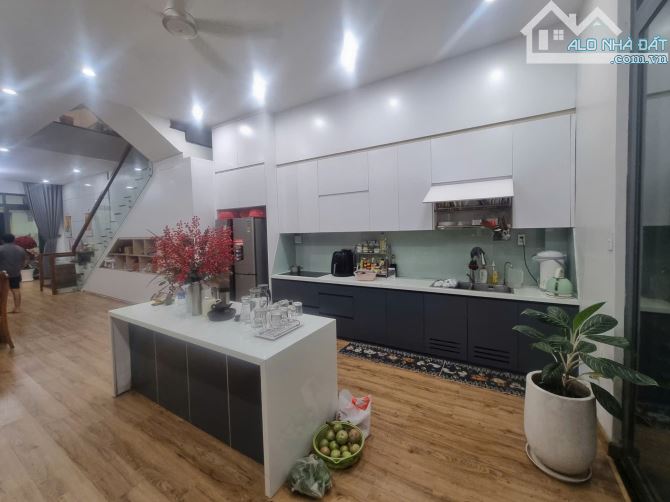 Bán nhà mặt phố Q.9, 112m², 4 tầng, 5PN, 13.9 tỷ, sổ hồng - 1