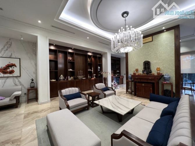 Biệt Thự Sân Vườn 4 Tầng Siêu Rộng 639m2 Mt28m Nguyễn Văn Huyên 4 Mặt Thoáng Ở Sướng - 1