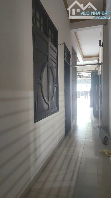Nhà 2 tầng với diện tích khủng để kinh doanh - 1