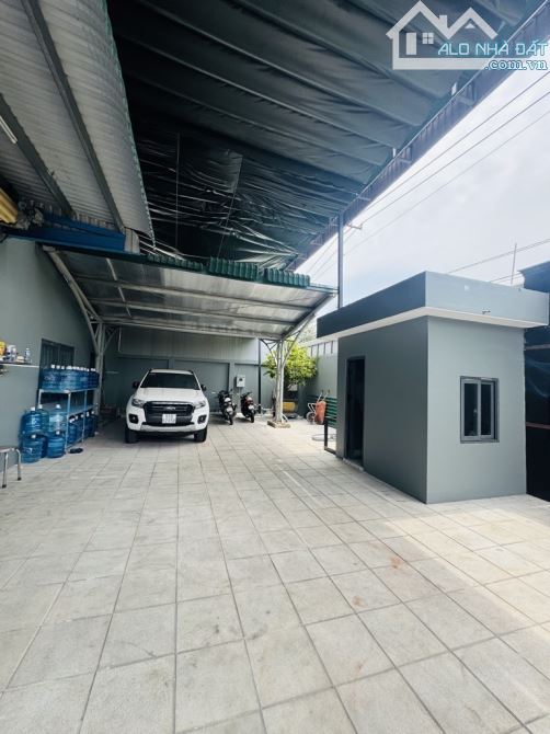 NHÀ XƯỞNG MẶT TIỀN ĐƯỜNG GẦN DT 1300M2 - ĐẦY ĐỦ CHỨC NĂNG - 2 TẦNG MỚI XÂY - NGANG LỚN 20M - 2