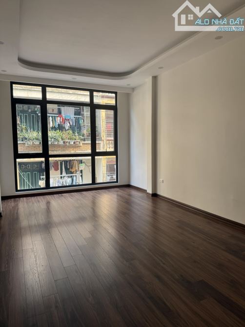 Hoàng Cầu, Phân lô oto tránh, Vỉa hè, Sát phố, 7 tầng TM. 51m2, MT 3.7m. 23.8 tỷ! - 2