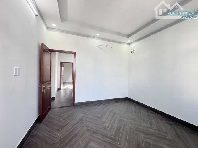 Đẹp sang - Bán nhà Lò Lu - 3 tầng 64m2, hẻm to - 5.8 tỷ và thương lượng - 4