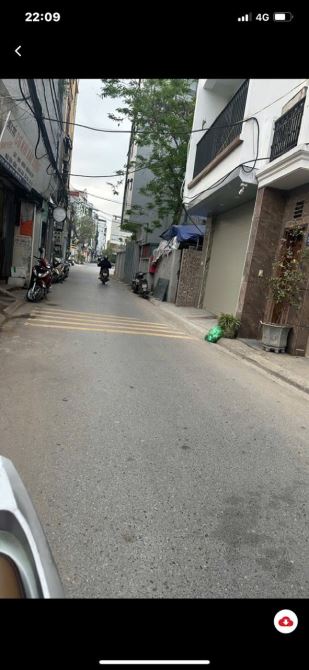Bá nhà đẹp mới tinh  chợ ngọc thuỵ , ô tô tránh kinh doanh ,rất đẹp