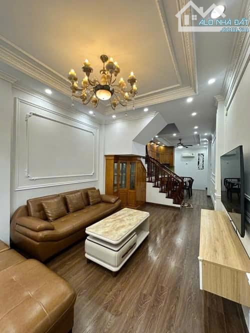 KINH DOANH - THANG MÁY - Ô TÔ TRÁNH - LÔ GÓC 3 MẶT . SÁT MẶT SAU CHUNG CƯ XUÂN MAI