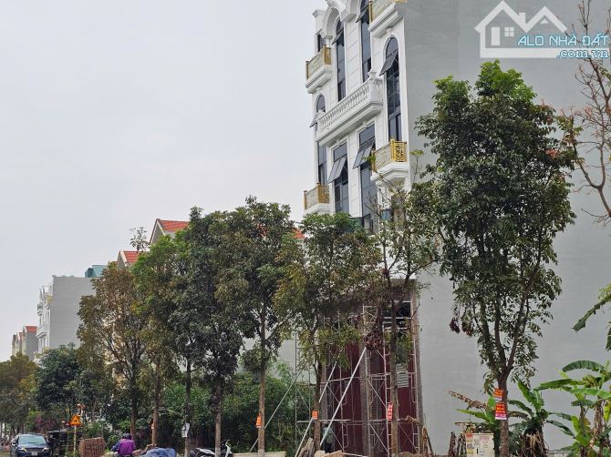 Bán 1 cặp Nguyễn Quyền Khả Lễ . dt 230m . mt 10m . hướng TB . giá 23ty2