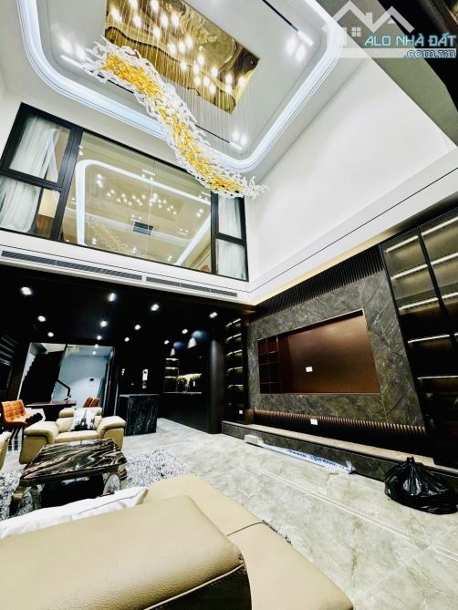 Bán Nhà Đẹp Ngọc Lâm - Bể Bơi Vô Cực - NT Đẳng Cấp Trời Âu - Dt + Mt Khủng