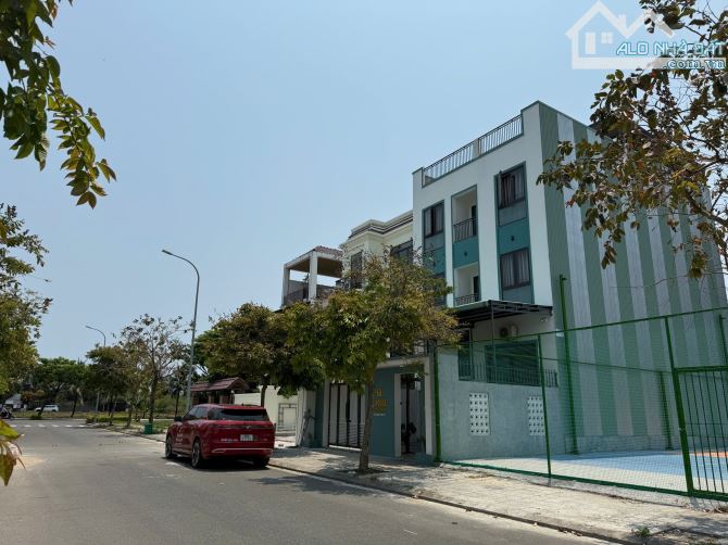 Bán toà căn hộ 3 tầng 1 tum đường 7m5 ngay cạnh đại học FPT. - 1