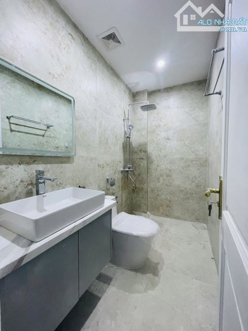 Hoàng Mai - Oto vào nhà - 60m*5T - 15 Tỷ - Không đăng ảo - 5