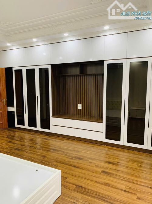 Siêu phẩm Long Biên, Thạch Bàn, 7 tầng thang máy, 3 oto tránh , 80m2 - MT 4.5m - 6
