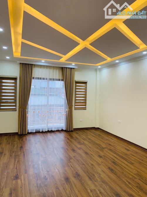 Siêu phẩm Long Biên, Thạch Bàn, 7 tầng thang máy, 3 oto tránh , 80m2 - MT 4.5m - 7