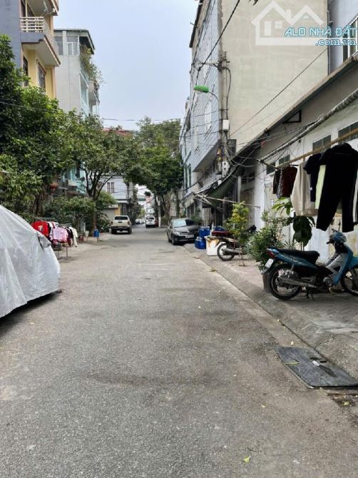 PHÂN LÔ Ô TÔ ĐỖ CỬA VỈA HÈ,MẶT TIỀN KHỦNG,KINH DOANH,SỔ ĐỎ VUÔNG ĐẸP NGAY CHỢ DIÊM GỖ.