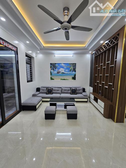 PHỐ TAM TRINH - NHÀ ĐẸP LUNG LINH - NGÕ Ô TÔ - THANG MÁY - 70M² CHỈ 14,5 TỶ
