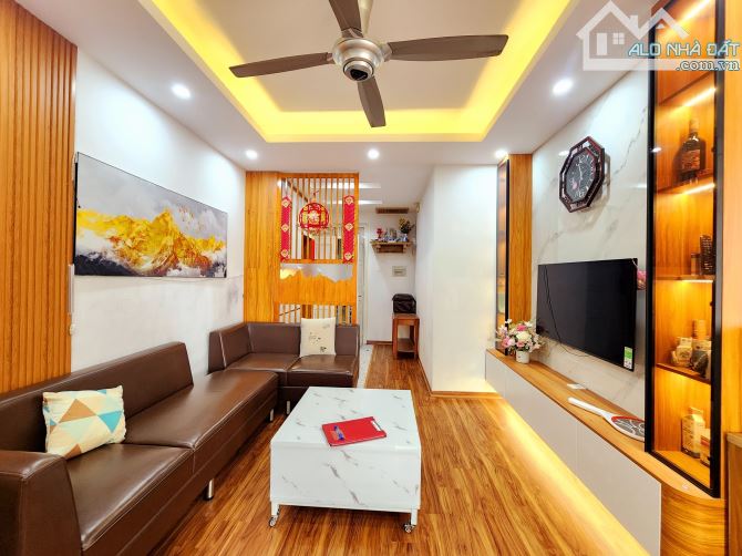 Giảm gần 1 tỷ, chủ cần bán gấp siêu phâm Cầu Giấy 97m2, 3Pn, lô góc, tặng nội thất