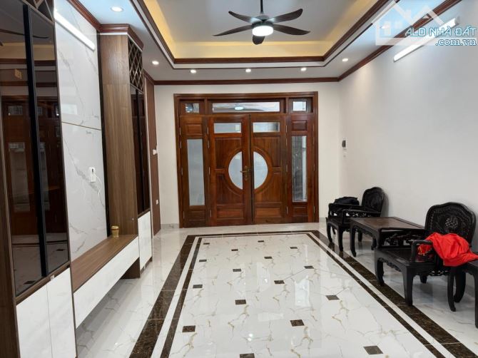 SIÊU PHẨM BA ĐÌNH 10tỷ 40m 6T MT 4m LÔ GÓC ÔTÔ TRÁNH GẦN PHỐ NHÀ ĐẸP TẶNG NỘI THẤT THẤT