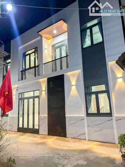 Bán nhà mới xây, ngay ngã 4 Tân Phong