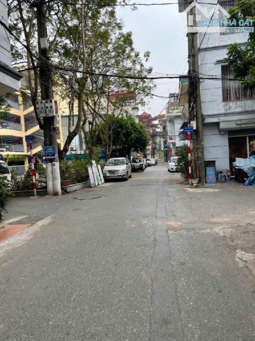 PHÂN LÔ Ô TÔ ĐỖ CỬA VỈA HÈ,MẶT TIỀN KHỦNG,KINH DOANH,SỔ ĐỎ VUÔNG ĐẸP NGAY CHỢ DIÊM GỖ. - 1