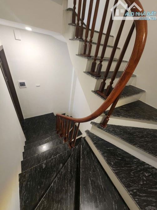 Bán nhà trung tâm Thượng Thanh 6T 30m chỉ hơn 5 tỷ mới đẹp, thiết kế hiện đại, thông ô tô - 1