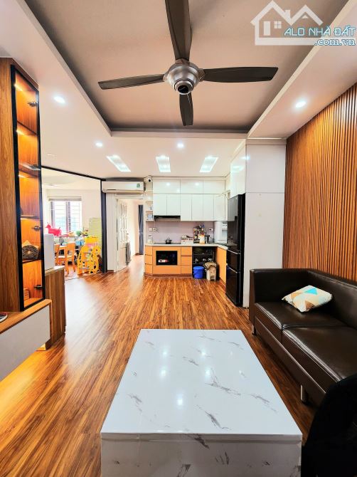 Giảm gần 1 tỷ, chủ cần bán gấp siêu phâm Cầu Giấy 97m2, 3Pn, lô góc, tặng nội thất - 1