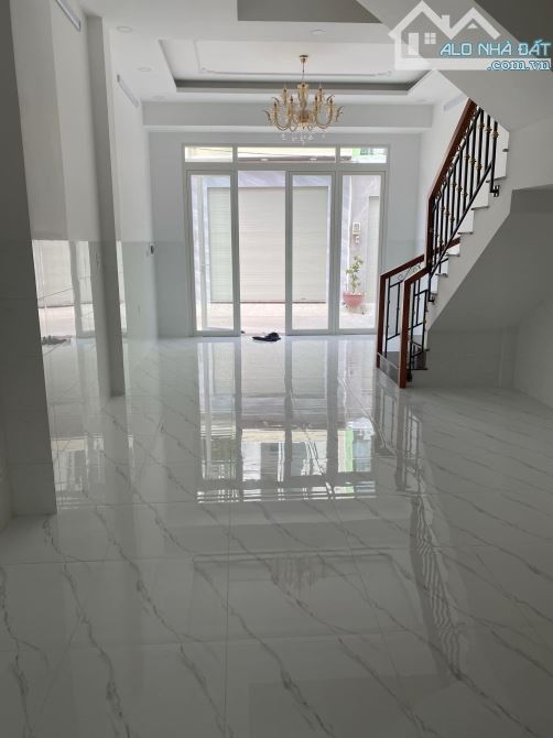 Nhà 1 trệt 2 lầu 4PN ở Võ Văn Hát Q9 143m2 sàn sổ hồng riêng giá rẻ - 2