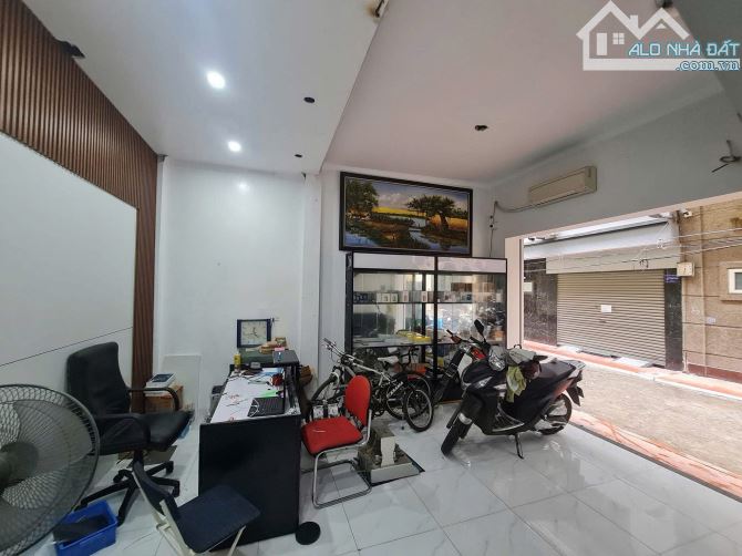 SIÊU PHẨM PHỐ TRẦN QUỐC HOÀN 35m2 - 5T - MT 5.7m - VỈA HÈ - ÔTÔ ĐỖ CỬA - KINH DOANH 12 TỶ - 2