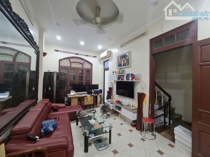 SIÊU PHẨM PHỐ TRẦN QUỐC HOÀN 35m2 - 5T - MT 5.7m - VỈA HÈ - ÔTÔ ĐỖ CỬA - KINH DOANH 12 TỶ - 3