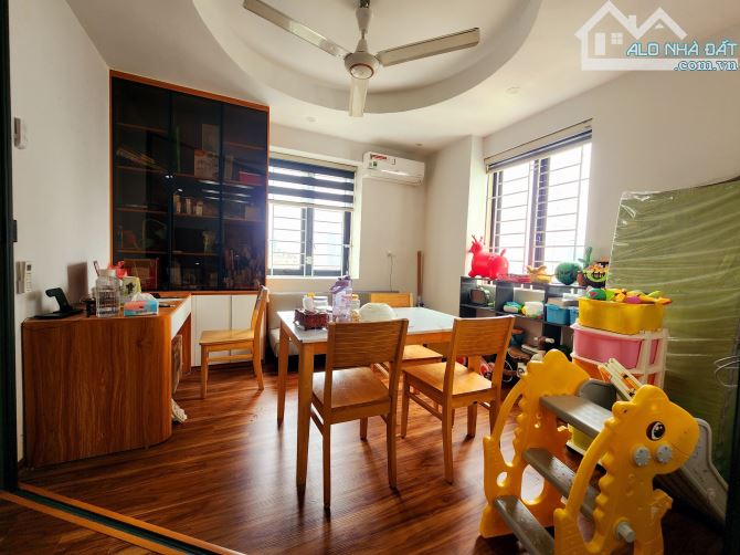 Giảm gần 1 tỷ, chủ cần bán gấp siêu phâm Cầu Giấy 97m2, 3Pn, lô góc, tặng nội thất - 4