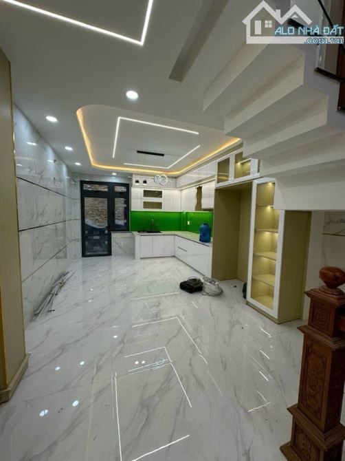 NHÀ MỚI GIÁP TÊN LỬA - GẦN CHỢ - HXT THÔNG - NGANG GẦN 5M - 5 TẦNG - FULL NỘI THẤT - 4