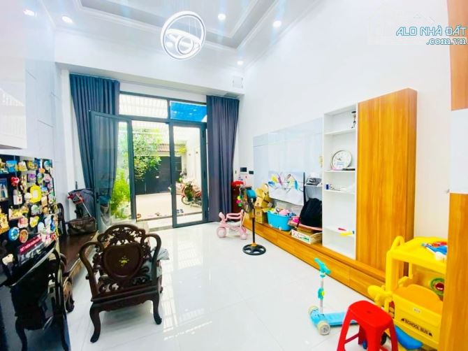 Bán nhà Mặt Tiền ngay CoopMart Ngã Tư Thủ Đức, 126 m2 ,4 lầu , Nhỉnhn12 tỷ - 7