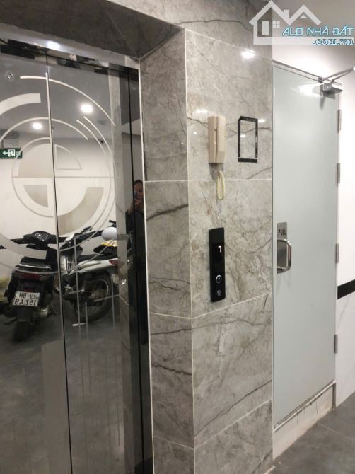 Bán căn hộ DV ngõ 228 Tam Trinh, DT 95/100m, 7 tầng mới, MT 6.5m, 27 tỷ, ngõ oto tránh.