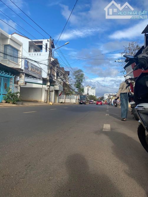 Bán căn nhà  mặt tiền đường Hùng Vương
