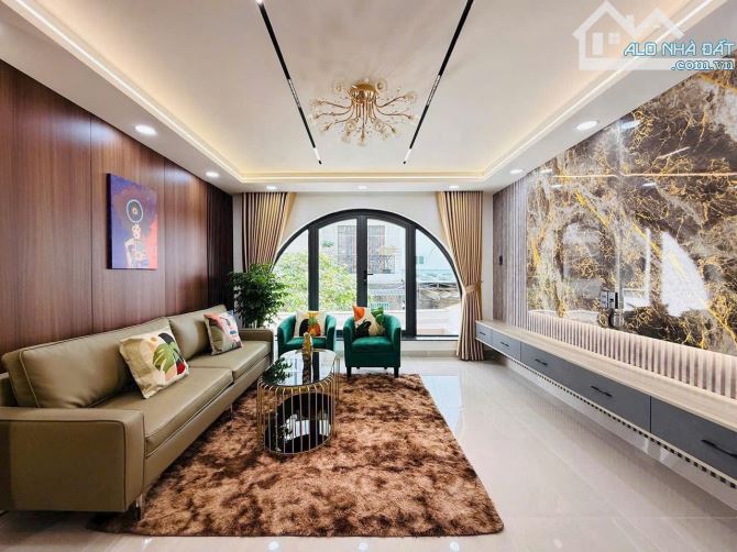 XINH ĐẸP LUNG LINH - Nhà  HXH Trường Sa, P.5 Tb. (DT: 5,3 X16m) - 6 tầng + thang máy.