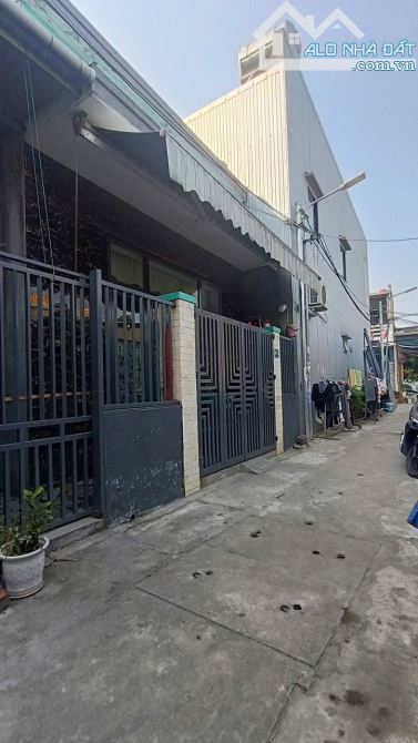 Nhà gác lửng kiên cố kiệt Trần Đình Tri cách biển Nguyễn Tất Thành 50m